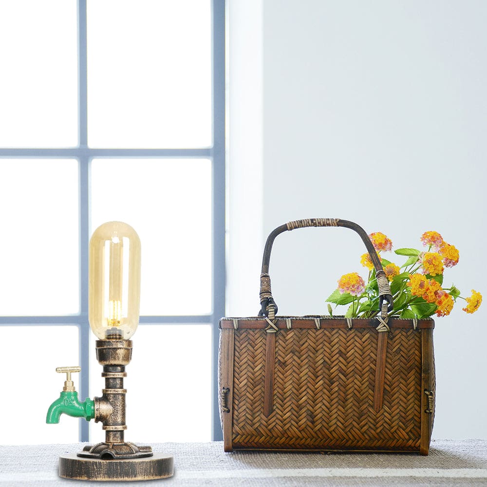 Lampada da Tavolo in Metallo Elegante con Paralume Industriale